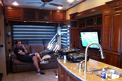Átila Abreu e Renata Fan falam sobre vida no motorhome na Stock Car