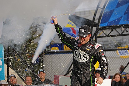 Regan Smith ganha vida no campeonato e vence em Dover