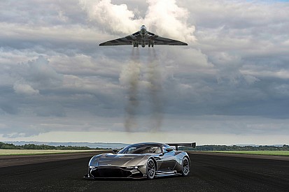 Vidéo - L'Aston Martin Vulcan affronte l’Avro Vulcan