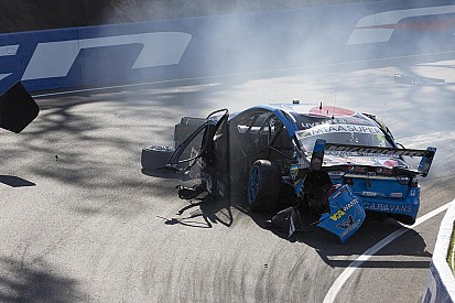 Piloto da V8 Supercars fratura a perna em acidente dramático