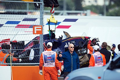 Nach Trainingscrash: Carlos Sainz unverletzt und ohne Schmerzen