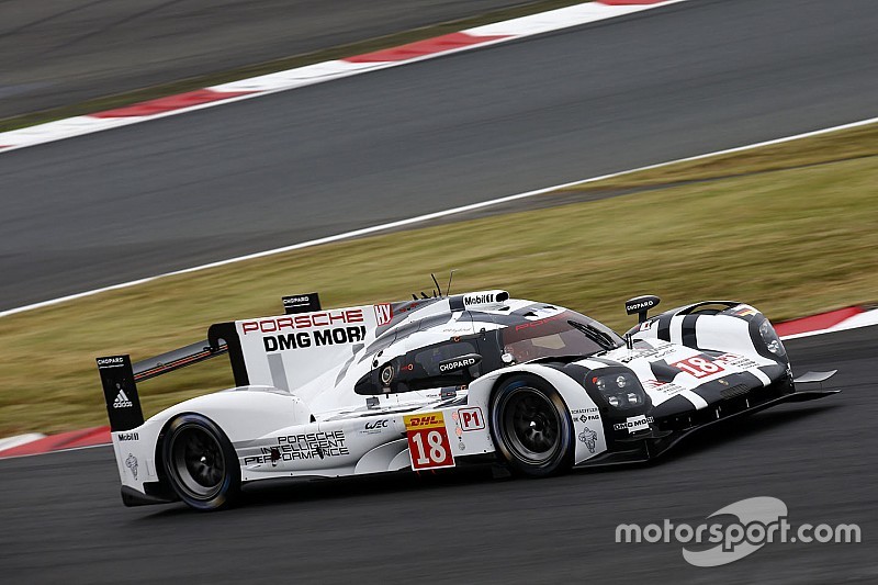 Fuji WEC: Porsche leads at halfway after heavy showers