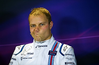 Bottas argumenta que Kimi lo golpeó por detrás