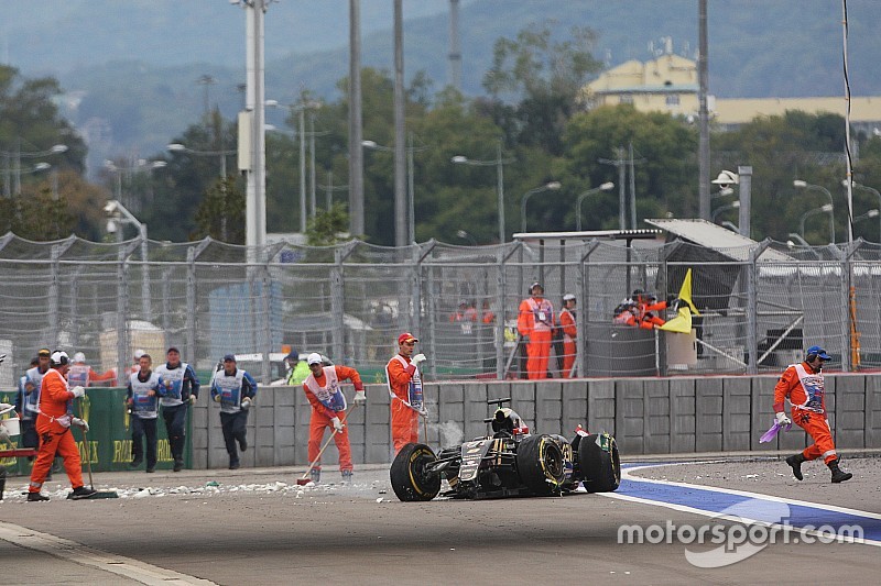 Romain Grosjean ontsnapt na megaklapper met dank aan veiligheid F1