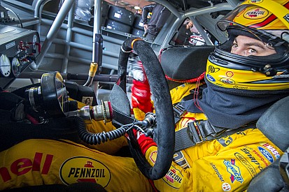 Logano naar ronde 3 van de achtervolging dankzij winst Charlotte