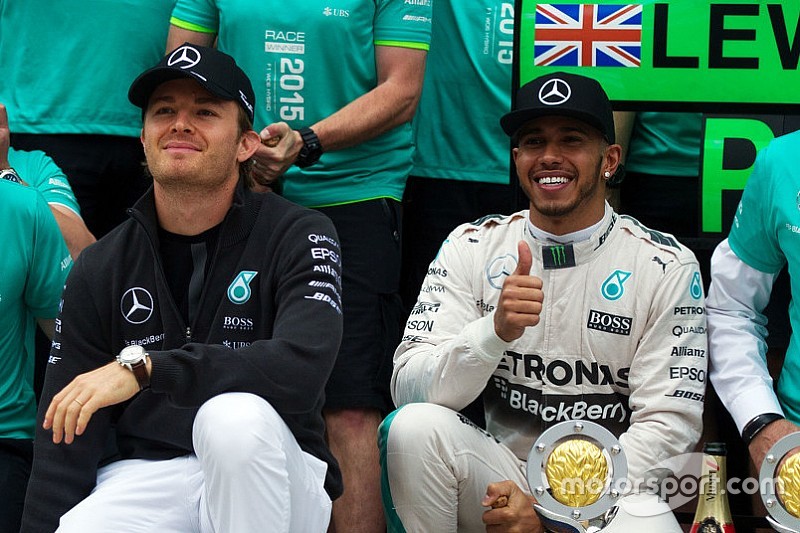 Ganador de la carrera Lewis Hamilton, Mercedes AMG F1 celebra con compañero de equipo Nico Rosberg, 