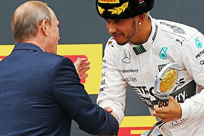 Hamilton falha cumprimento, mas nega molhar Putin no pódio