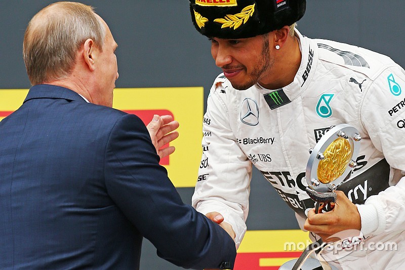 Hamilton falha cumprimento, mas nega molhar Putin no pódio