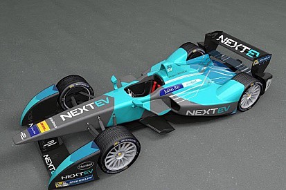 Nelsinho Piquet exibe pintura do carro para nova temporada