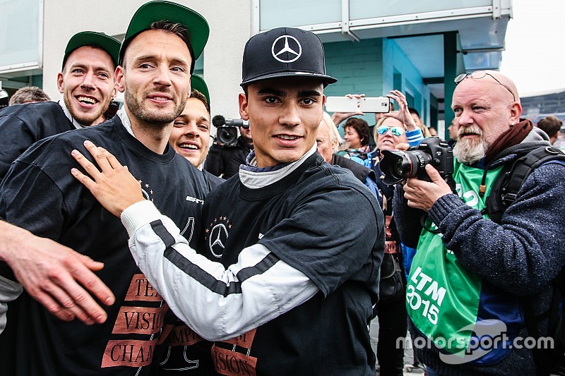 Le Champion DTM 2015 Pascal Wehrlein, HWA AG Mercedes-AMG C63 DTM