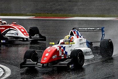 Pole di Barnicoat nel caos di Jerez