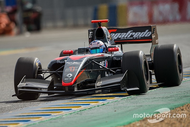 Де Врис впервые выиграл в Формуле Renault 3.5