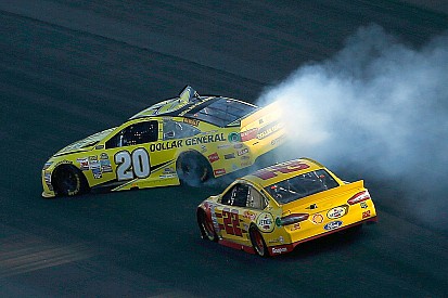 Em final controverso, Logano repete dose no Kansas