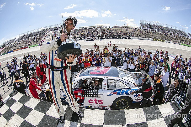 Ganador de la carrera Rogelio López, Alpha Racing celebra en el Victory Line