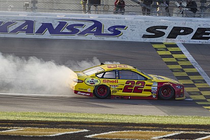 Seconda vittoria di fila per Joey Logano in Kansas