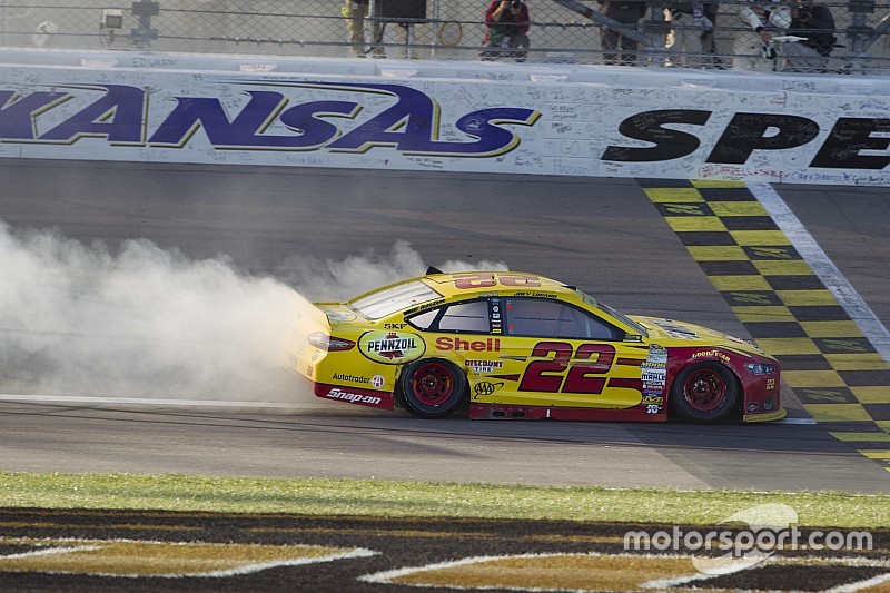 Seconda vittoria di fila per Joey Logano in Kansas