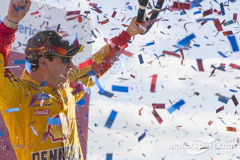 Logano geeft Kenseth een tik en wint op Kansas