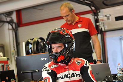 Checa ha provato a Valencia una Panigale 2016