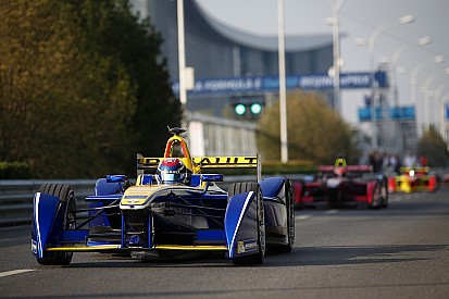 Buemi é pole em Pequim; atual campeão, Piquet larga em último