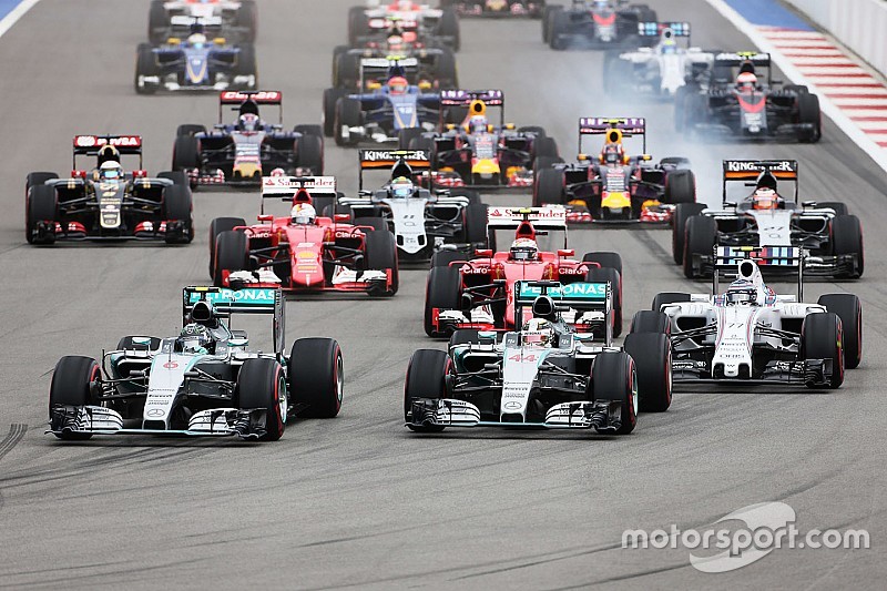 Start: Nico Rosberg, Mercedes AMG F1 vor Teamkollege Lewis Hamilton, Mercedes AMG F1