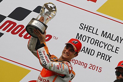 Pedrosa gana y Rossi está bajo investigación por tirar a Márquez
