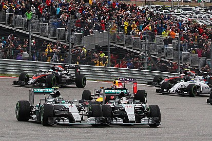 Mercedes conversará con Hamilton sobre sus maniobras