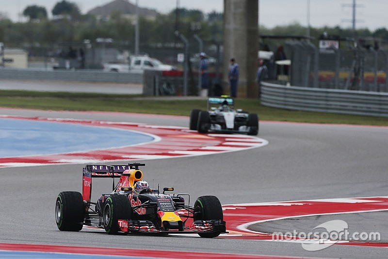 Daniel Ricciardo kritisch: 'Jonge jongens iets te enthousiast'