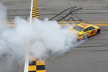 Joey Logano scatenato: cala il tris a Talladega