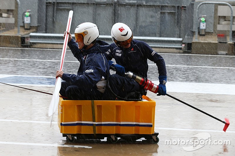 Les mécaniciens de Sauber F1 Team montrent leurs qualités de marins dans les stands