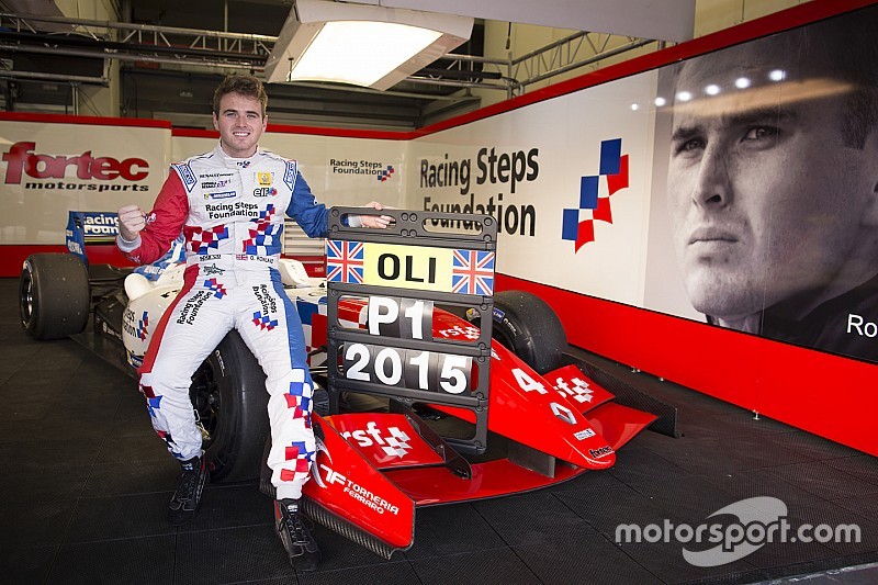 Oliver Rowland conversa com duas equipes de F1