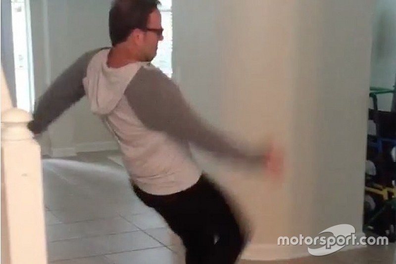 Rubens Barrichello "leva susto" em brinquedinho novo