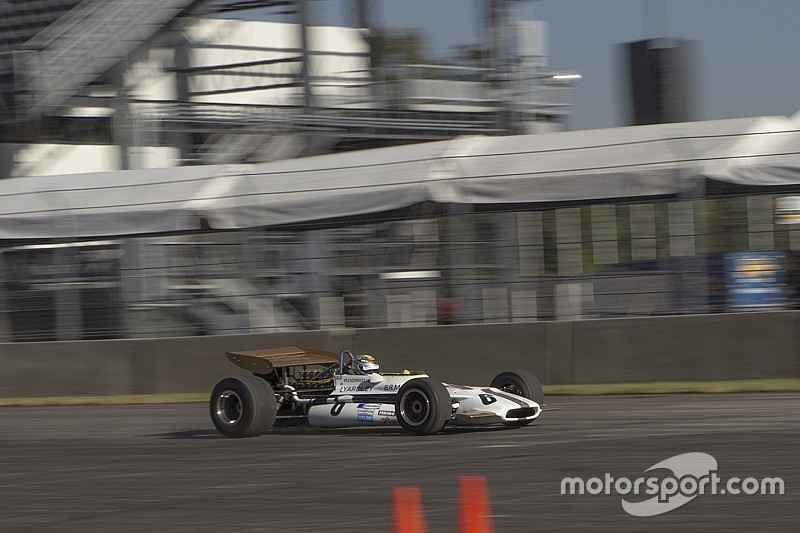 Sergio Pérez au volant de la BRM P153 du team Yardley