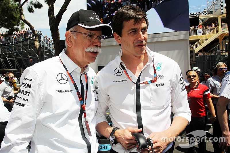 Dr. Dieter Zetsche, CEO de Daimler AG avec Toto Wolff, Mercedes AMG F1 sur la grille