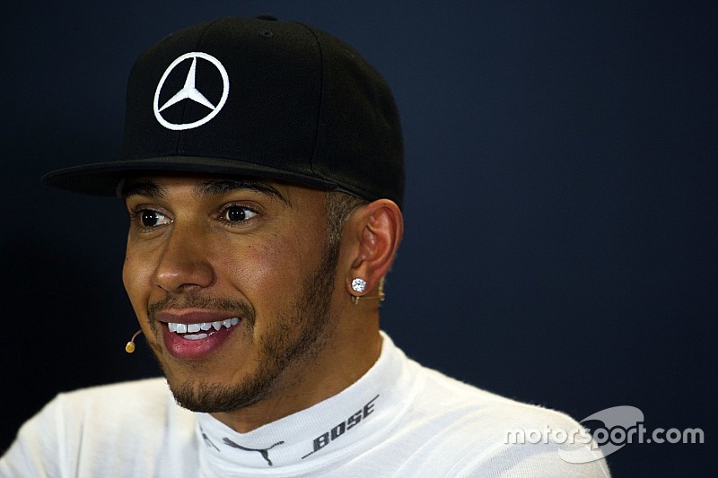Hamilton: "Aiutare Rosberg? Non me l'hanno chiesto"