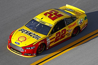 Joey Logano décroche la pole à Martinsville