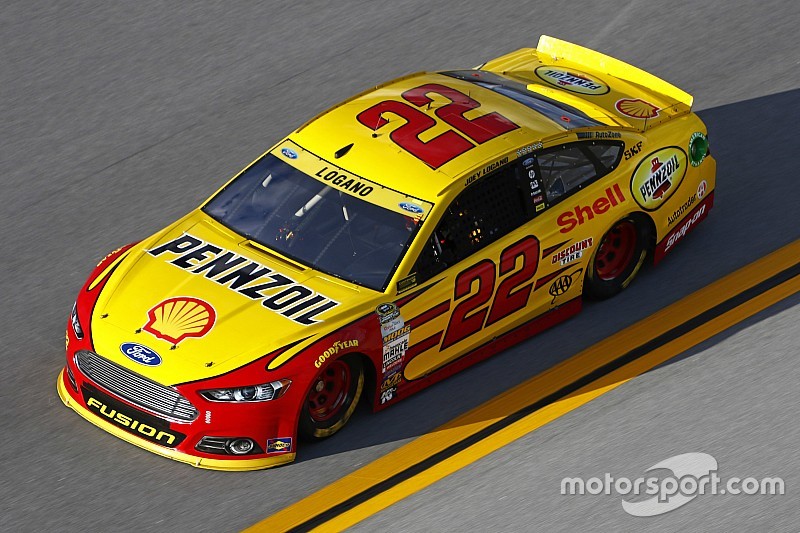 Joey Logano décroche la pole à Martinsville