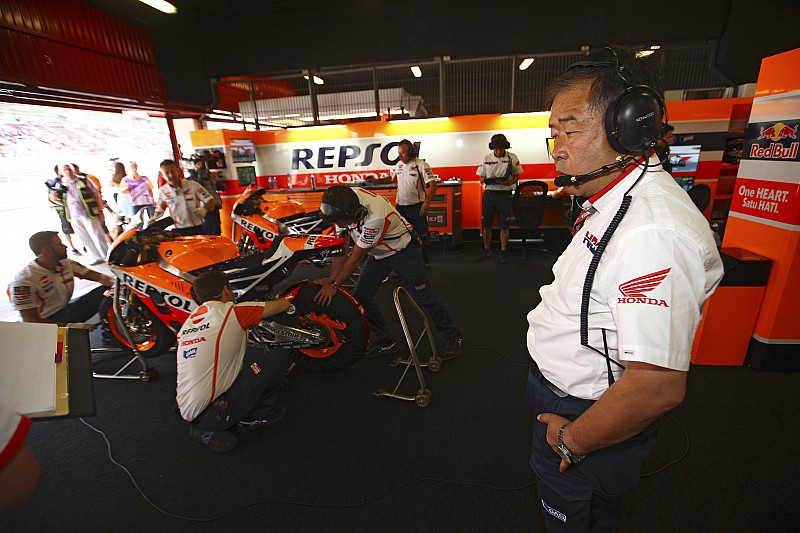 Pour Honda, un coup de pied de Rossi a bien fait chuter Márquez