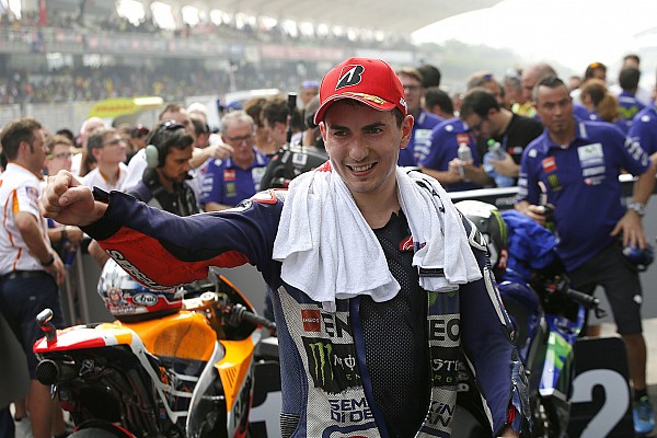 Lorenzo pede desculpas por gesto ofensivo a Rossi no pódio