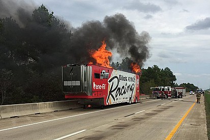 Auf dem Weg nach Fort Worth: HScott-Transporter fängt Feuer