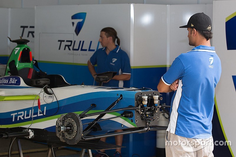 El garage del equipo de Trulli