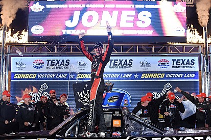 Erik Jones extends points lead with Texas win