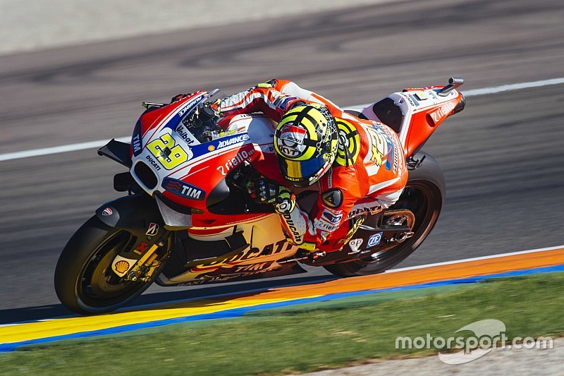 Iannone no ayudará a Rossi a ganar el título