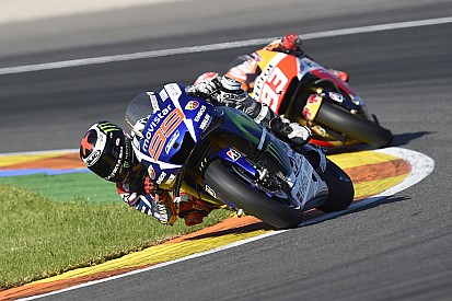 Course - Lorenzo et Rossi font le show pour la finale!