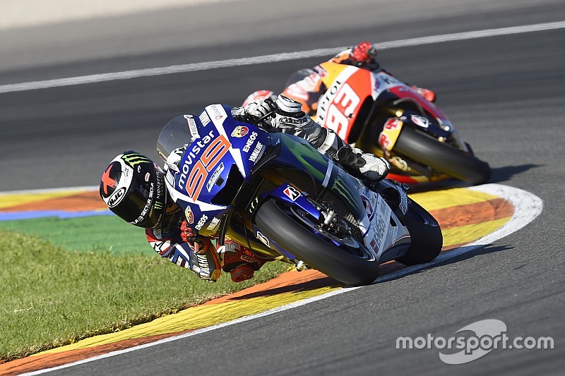 Course - Lorenzo et Rossi font le show pour la finale!