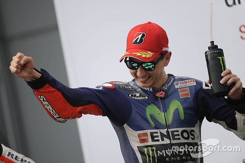 Campeão, Lorenzo revela que "rezou para corrida acabar"