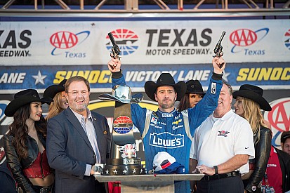 Johnson tira doce da boca de Keselowski no Texas