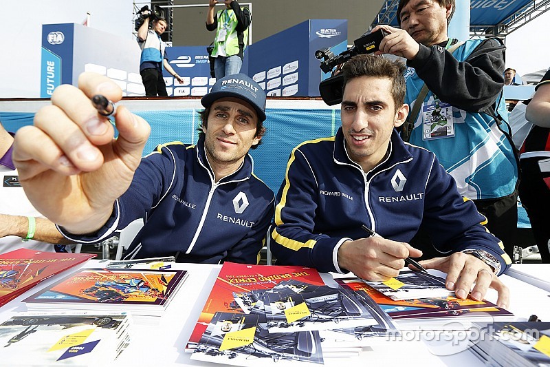 Nicolas Prost, Renault e.Dams, et Sébastien Buemi, Renault e.Dams en pleine séance d'autographes