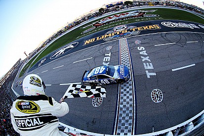 Jimmie Johnson beffa Keselowski e vince in Texas