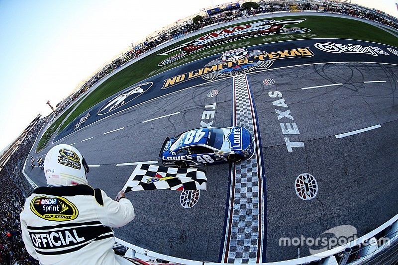 Jimmie Johnson beffa Keselowski e vince in Texas