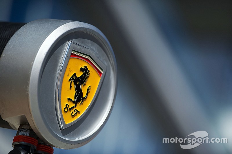 Ferrari-Logo auf der Boxenausrüstung